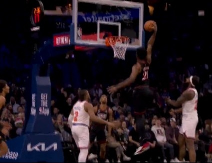 kaiyun-石破天惊！格莱姆斯送回传 恩比德跟进起飞满弓战斧暴力劈扣