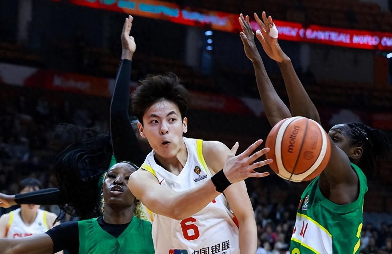 中国女篮轻取马里,三大中锋合体尽显统治力,但她才是攻防核心